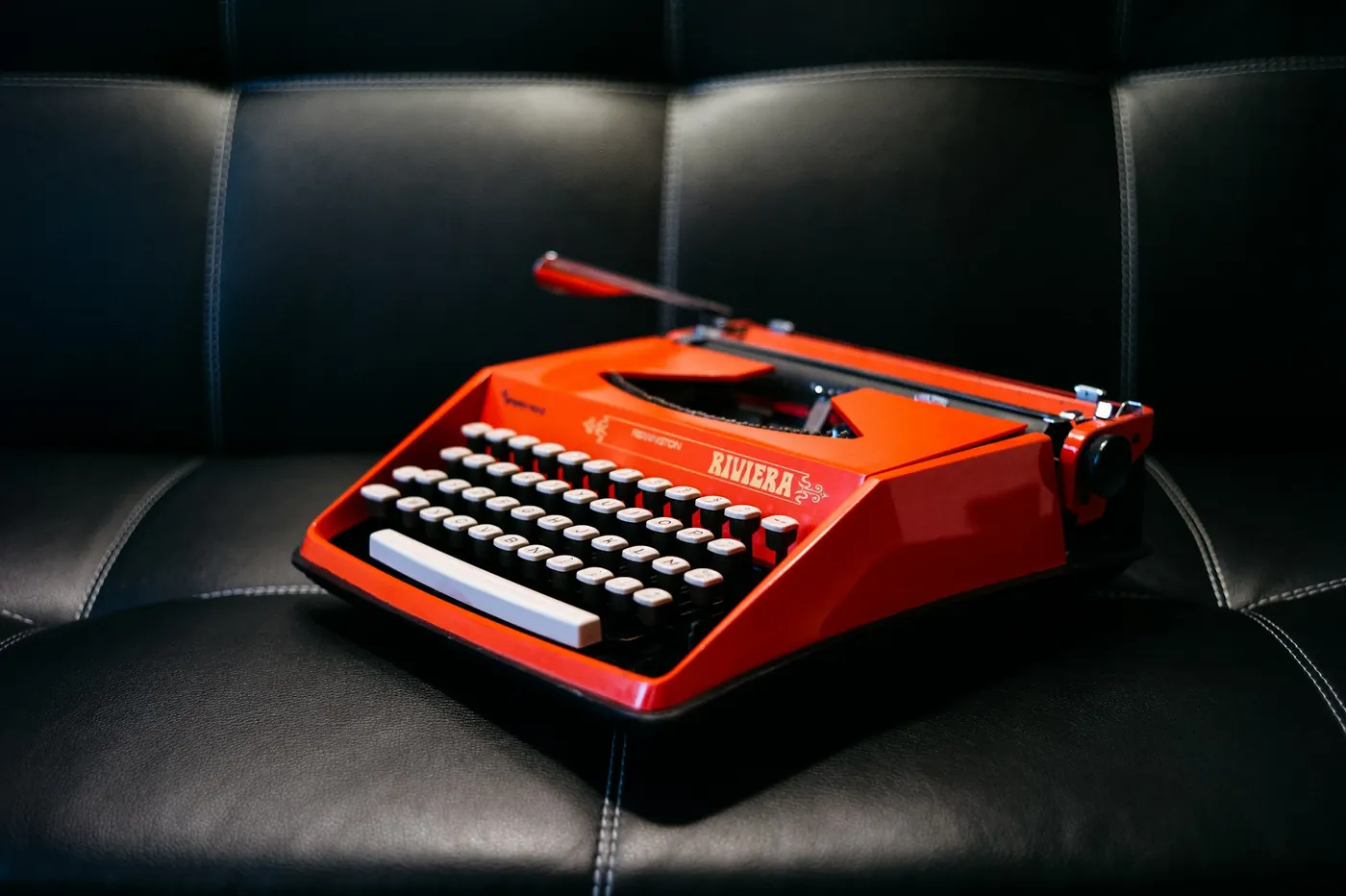 Red typewriter illustrating the writing project for FrançoisCharron.com.